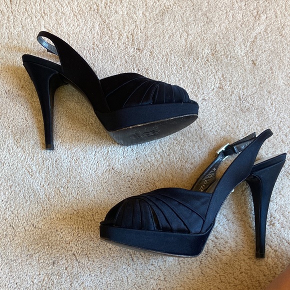 Stuart Weitzman - Picture 4 of 7